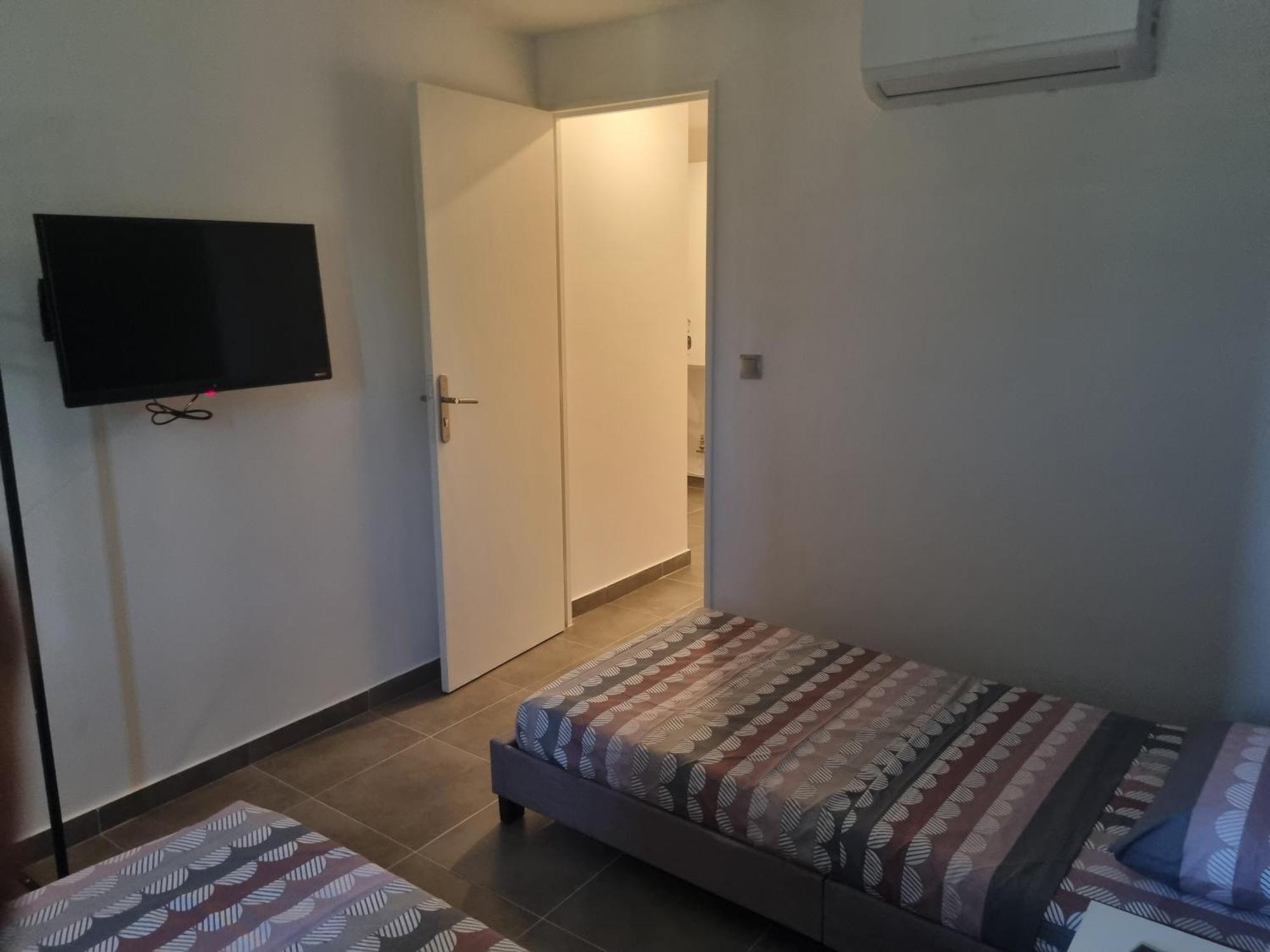 Chambre Privative Renove 2024, Climatisation, Tramway Sur Place , 12 Min Centre, 16 Min Plage, Apercu Lateral Mer, 2 Wc Avec 2 Salle De Bain, Private Room Renovated 2024, Air-Conditioned , Tram On Spot, 2 Toilets And 2 Bathrooms Ніцца Екстер'єр фото